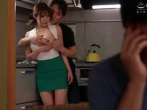 Mẹ đơn thân lâu ngày chưa đụ nên đã gạ bạn của con