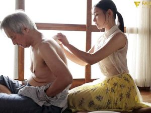 Về quê, nàng dâu chăm sóc tận tình cho bố chồng
