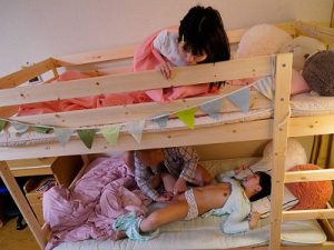 Hai chị em gái mới lớn bị ông chú họ hàng chơi banh lồn